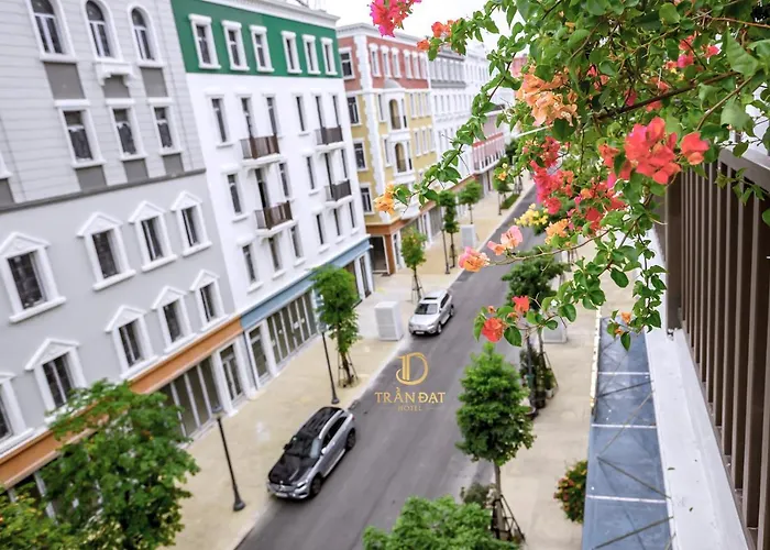 Trần đạt Khách sạn Hạ Long